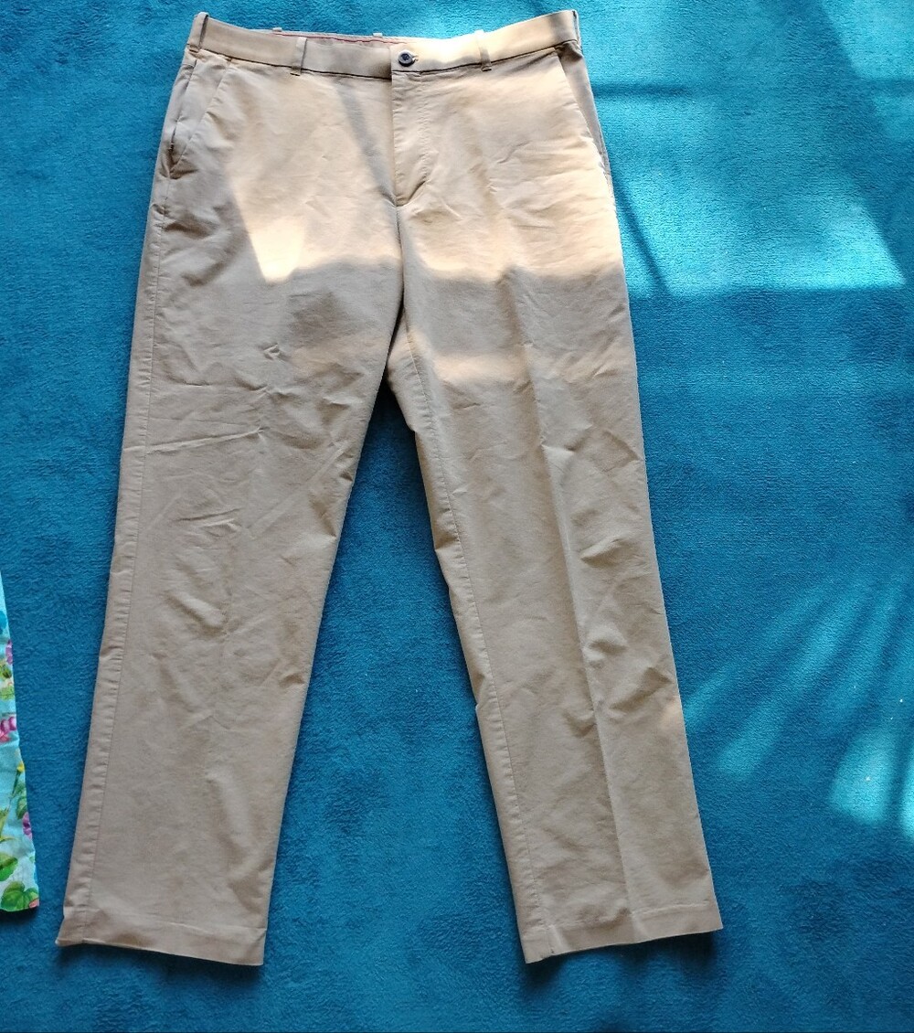 Izod Men's Tan Chino Pants